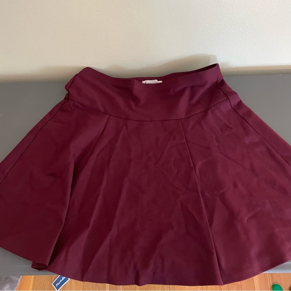 Nannette Lepore Pull on burgundy skirt with some stretch. Size 12. Burgundy - Picture 1 of 3